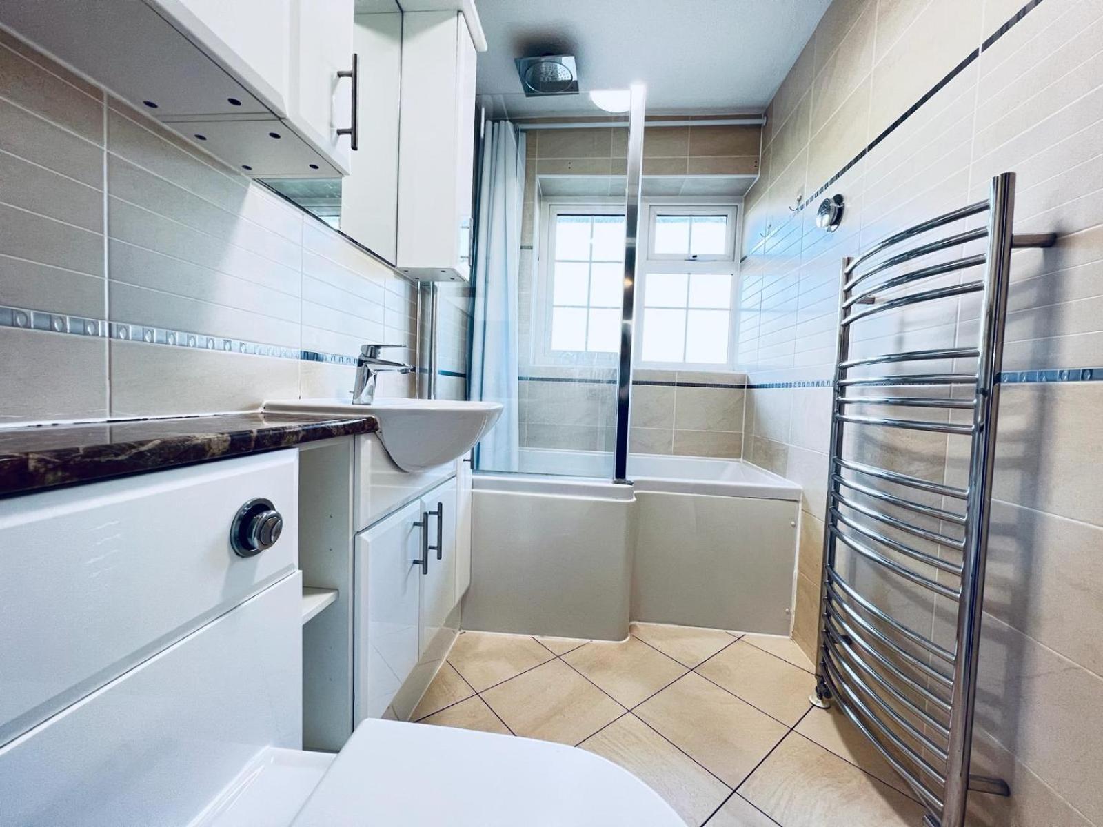 Elegant Room In Stylish House Μίλτον Κέινς Εξωτερικό φωτογραφία