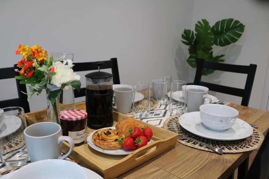Elegant Room In Stylish House Μίλτον Κέινς Εξωτερικό φωτογραφία