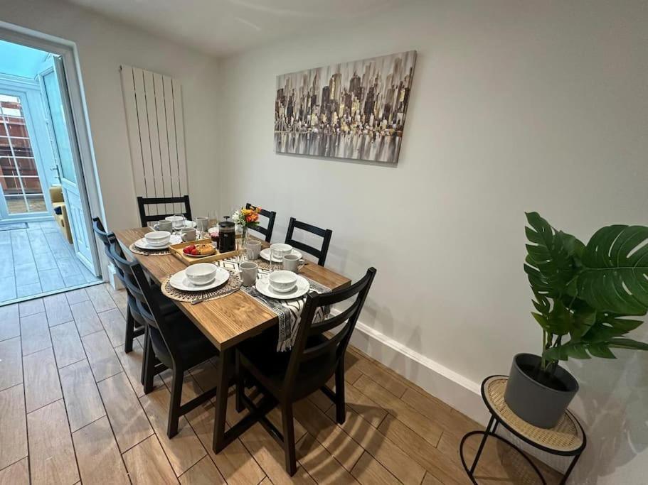 Elegant Room In Stylish House Μίλτον Κέινς Εξωτερικό φωτογραφία
