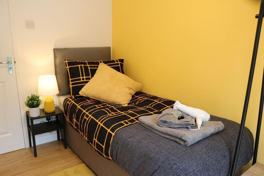 Elegant Room In Stylish House Μίλτον Κέινς Εξωτερικό φωτογραφία